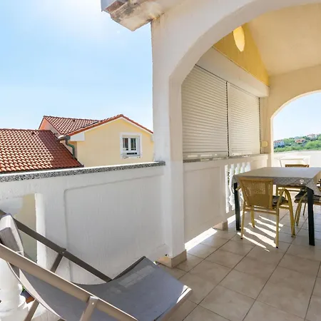 Apartments Miranda Lopar Exterior photo