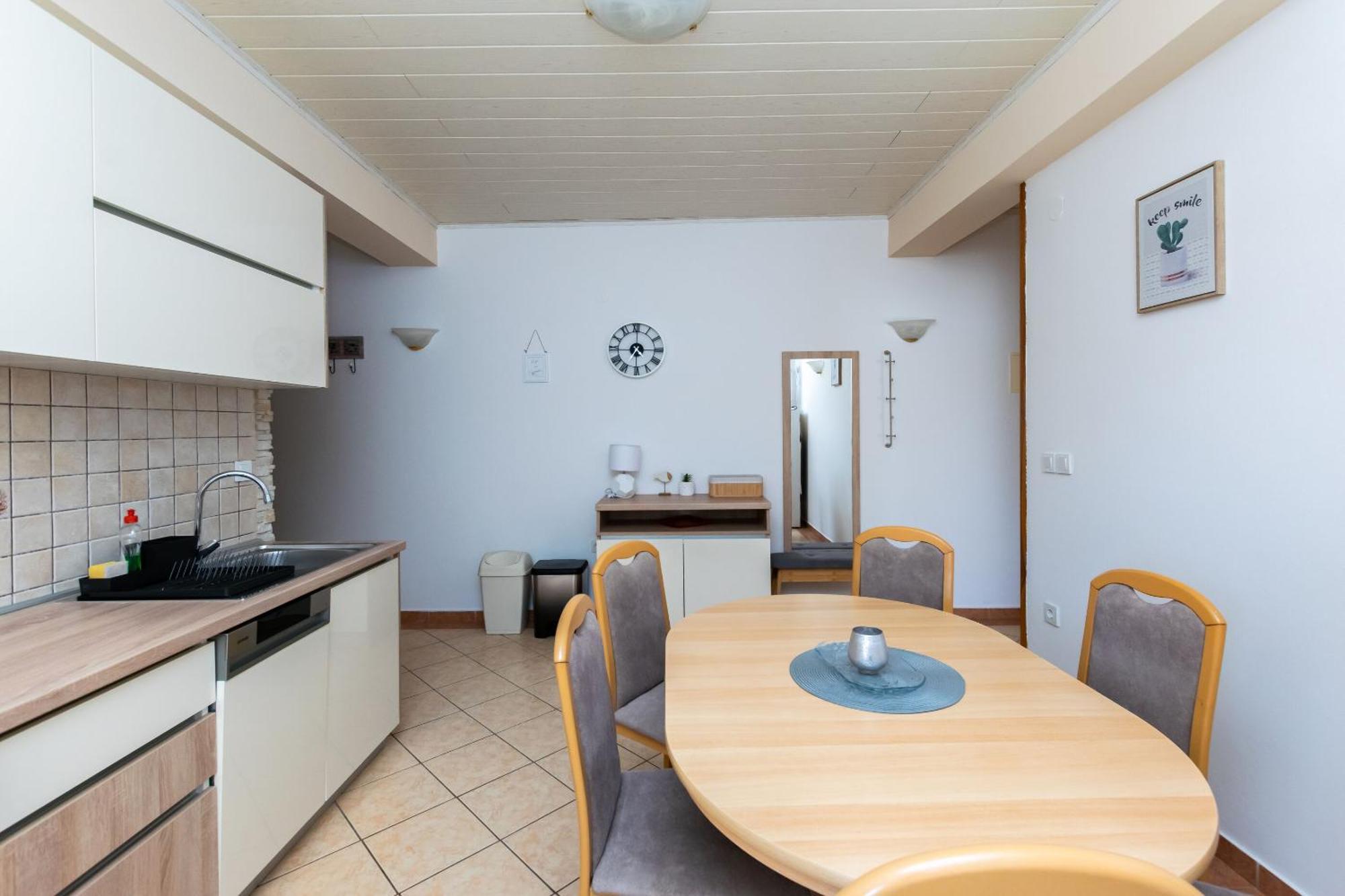 Miranda Apartment Lopar